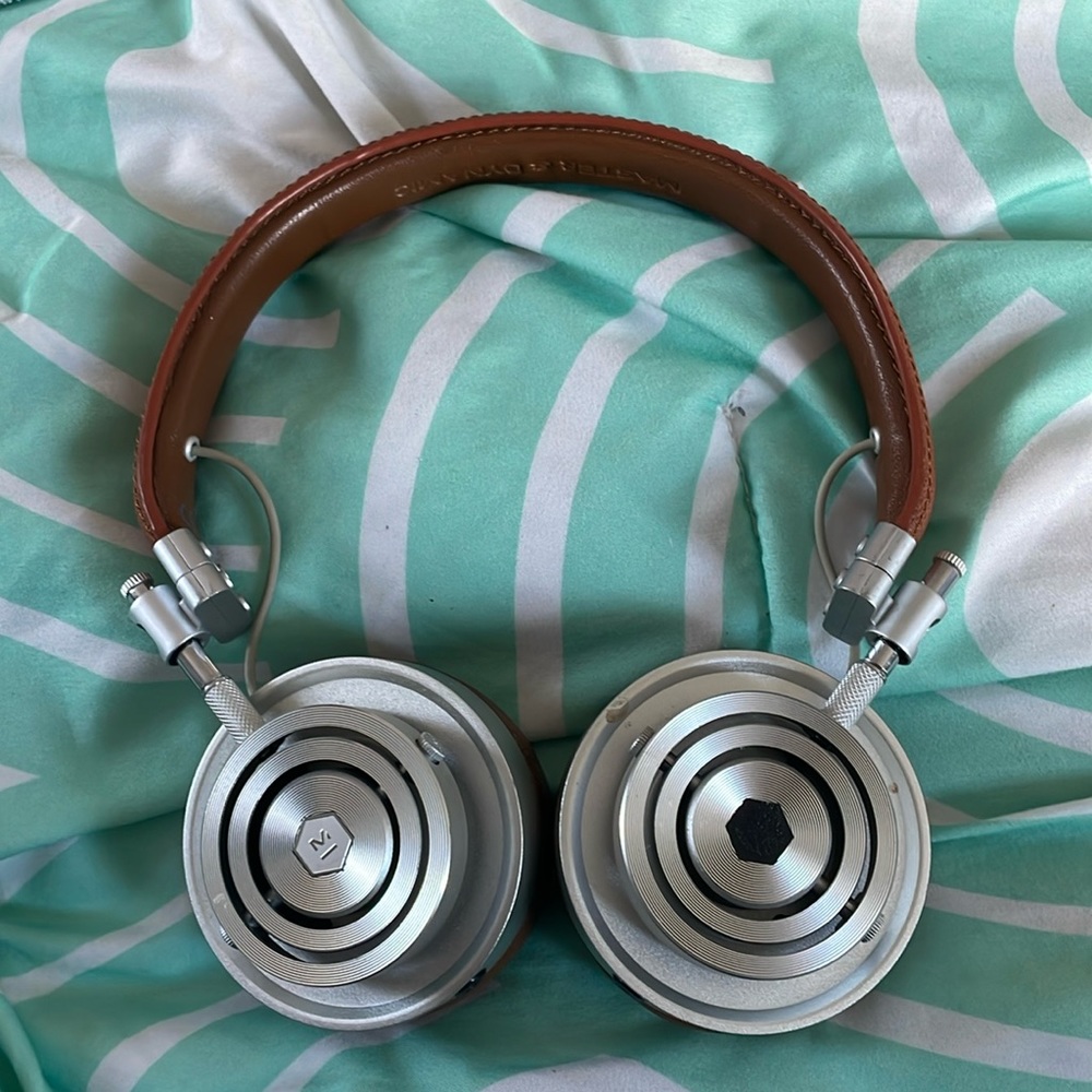 Earphones headphones